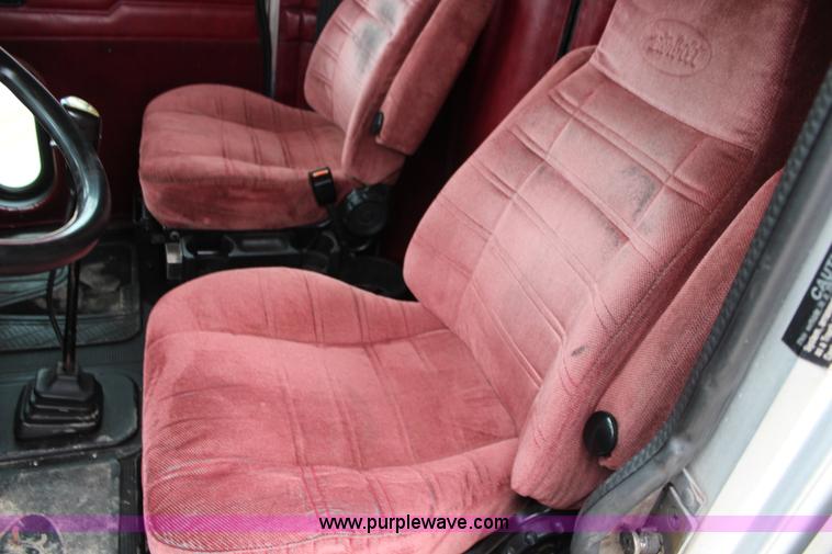 image for item K6927 2000 Peterbilt 378 semi truck