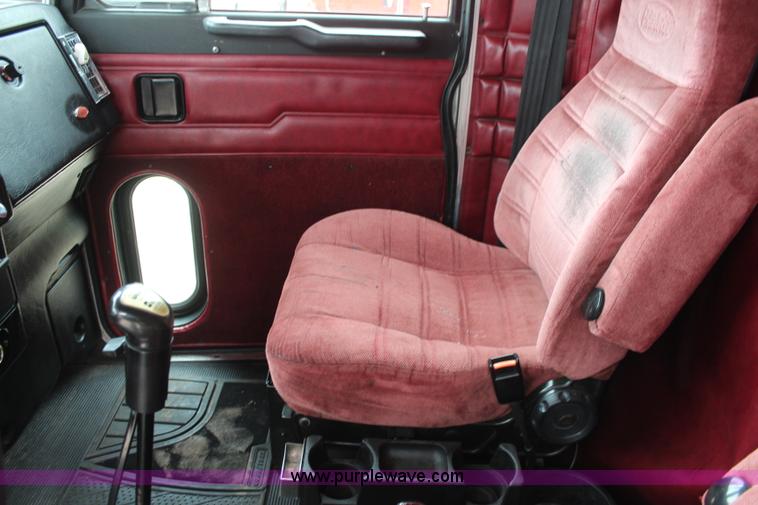 image for item K6927 2000 Peterbilt 378 semi truck