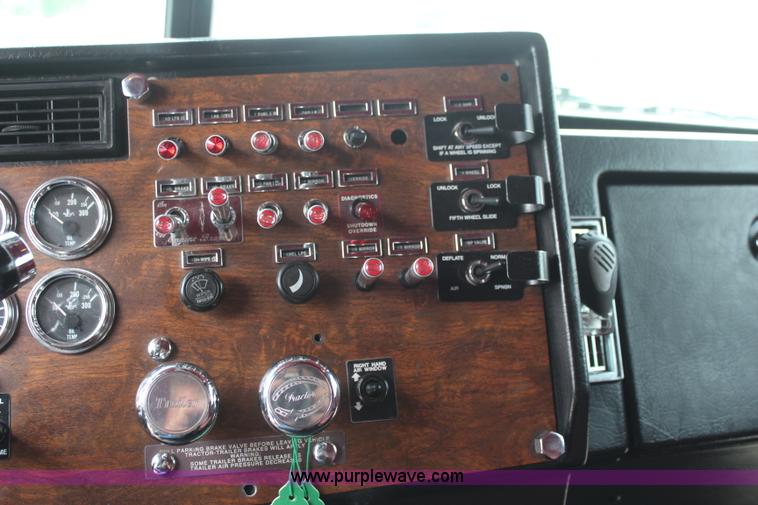 image for item K6927 2000 Peterbilt 378 semi truck