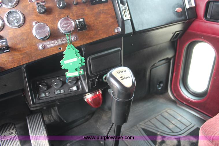 image for item K6927 2000 Peterbilt 378 semi truck