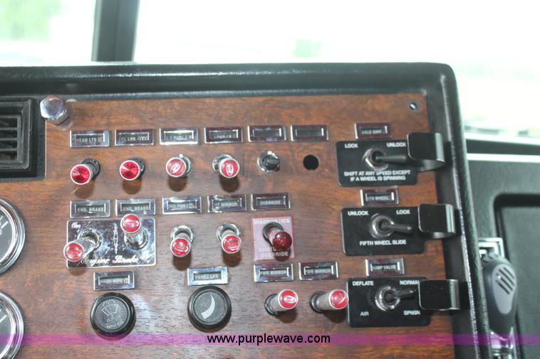 image for item K6927 2000 Peterbilt 378 semi truck