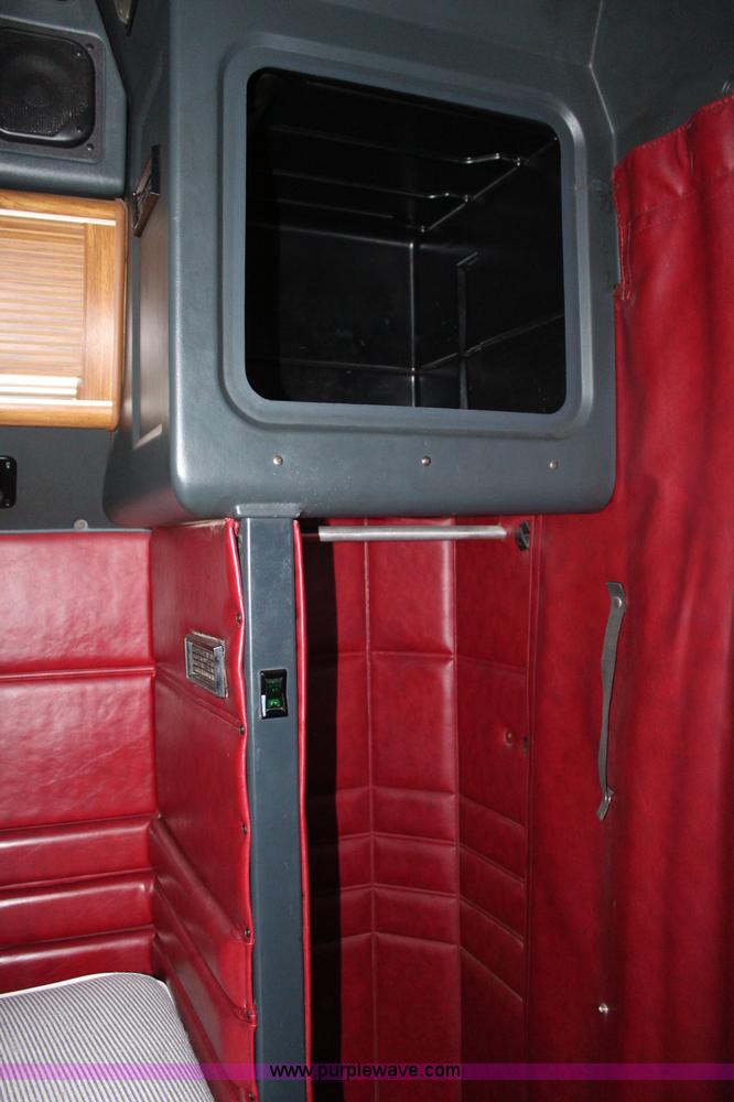 image for item K6927 2000 Peterbilt 378 semi truck