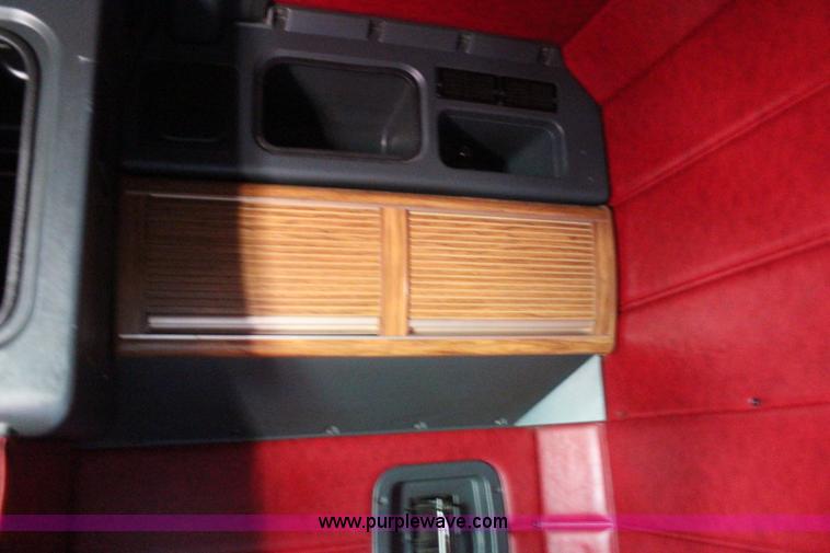 image for item K6927 2000 Peterbilt 378 semi truck