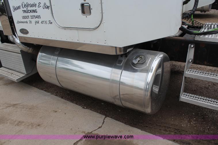 image for item K6927 2000 Peterbilt 378 semi truck