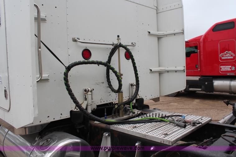 image for item K6927 2000 Peterbilt 378 semi truck