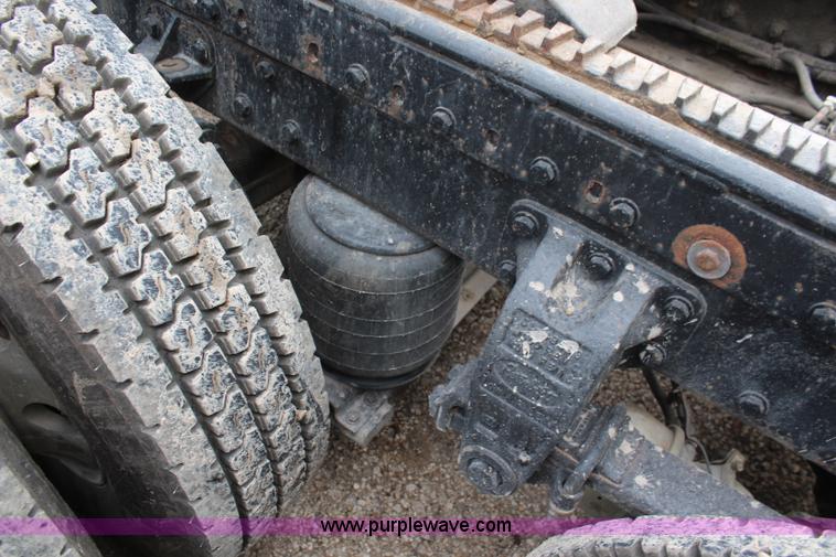 image for item K6927 2000 Peterbilt 378 semi truck