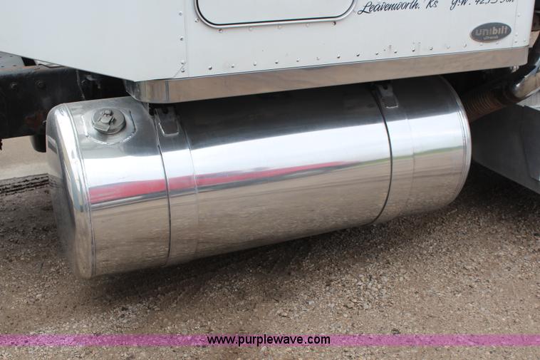 image for item K6927 2000 Peterbilt 378 semi truck