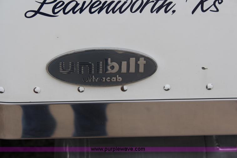 image for item K6927 2000 Peterbilt 378 semi truck