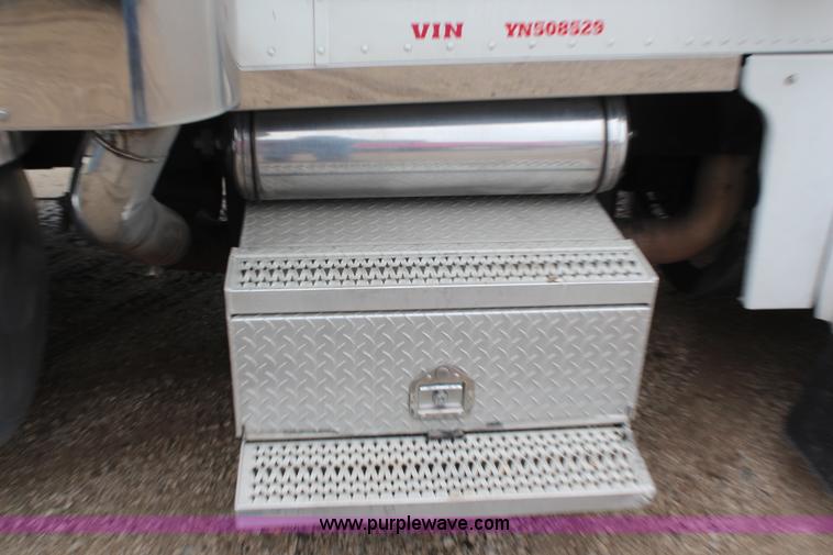 image for item K6927 2000 Peterbilt 378 semi truck