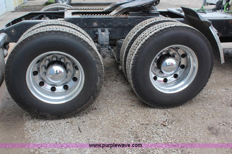 image for item K6927 2000 Peterbilt 378 semi truck