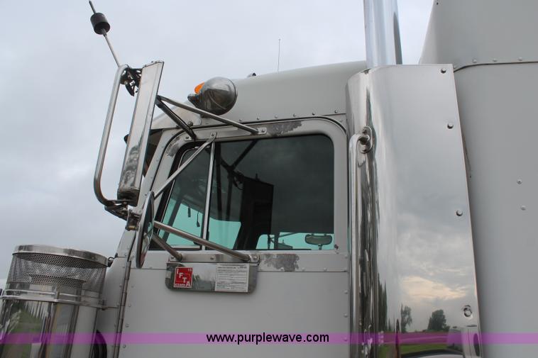 image for item K6927 2000 Peterbilt 378 semi truck