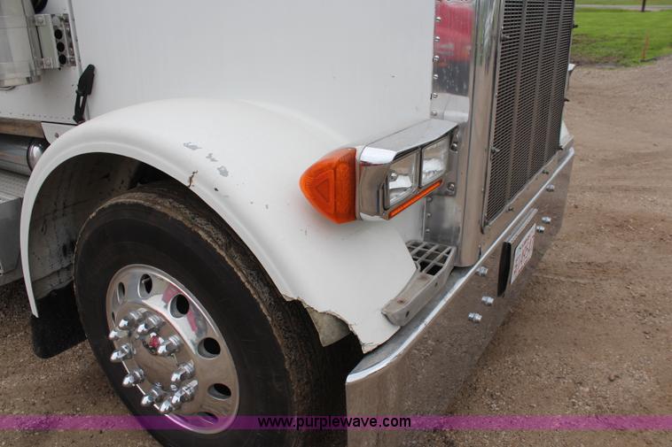 image for item K6927 2000 Peterbilt 378 semi truck