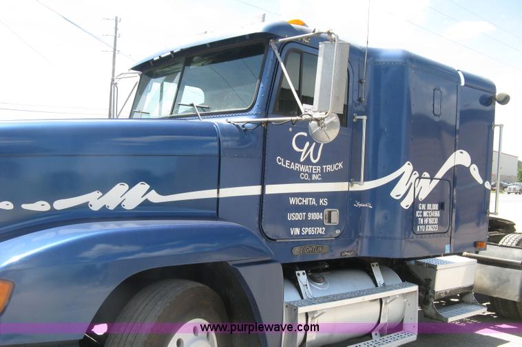 image for item K8655 1995 Freightliner FLD semi truck