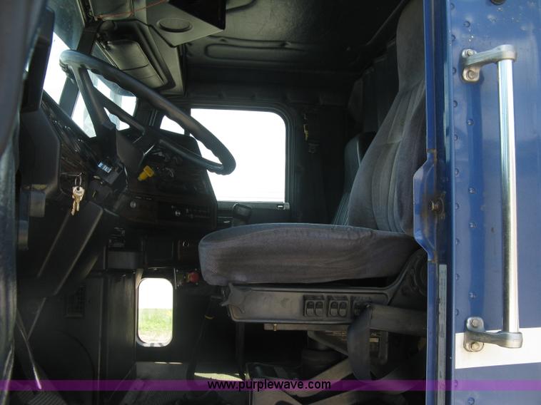 image for item K8655 1995 Freightliner FLD semi truck