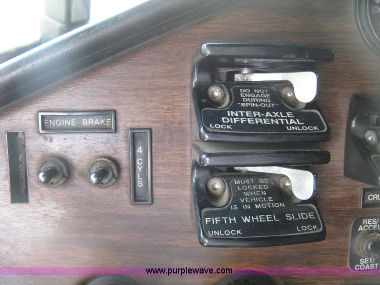 image for item K8655 1995 Freightliner FLD semi truck