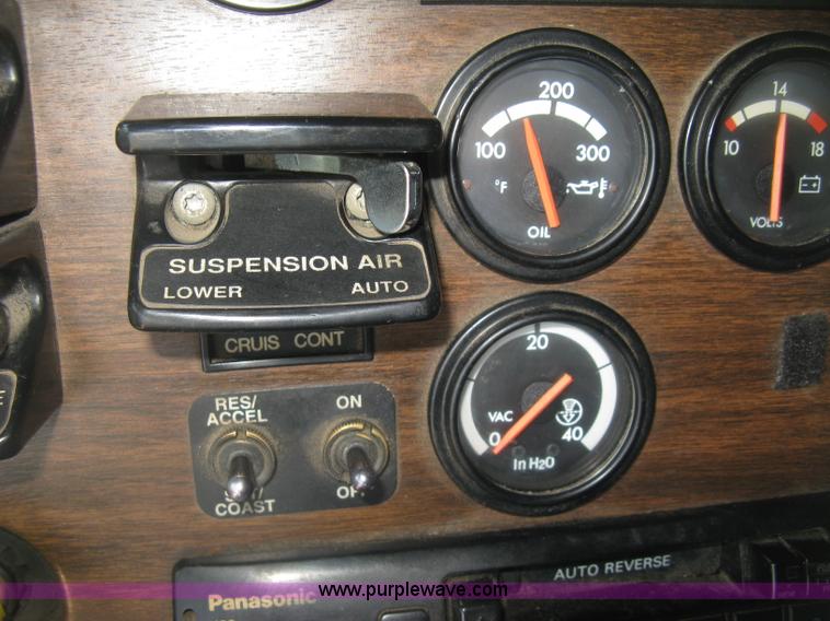 image for item K8655 1995 Freightliner FLD semi truck