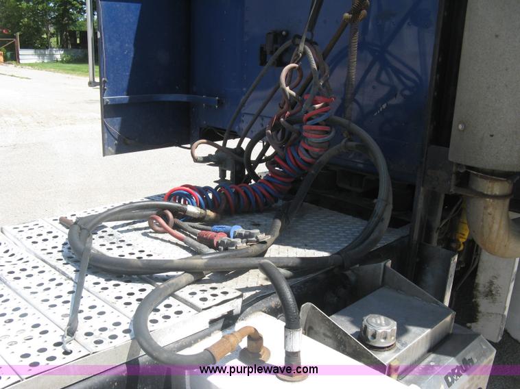 image for item K8655 1995 Freightliner FLD semi truck