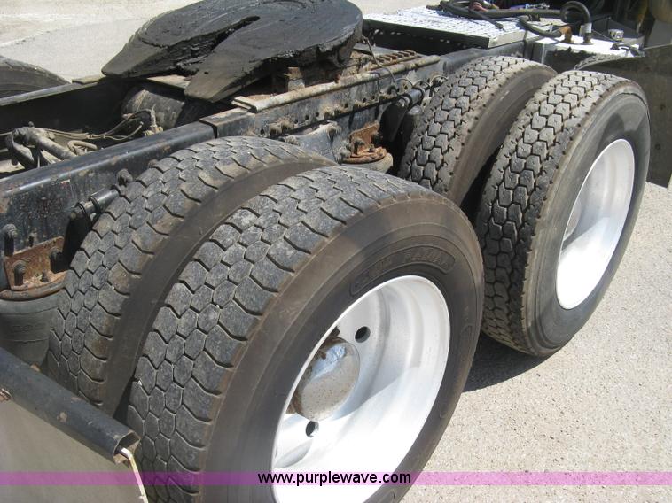 image for item K8655 1995 Freightliner FLD semi truck