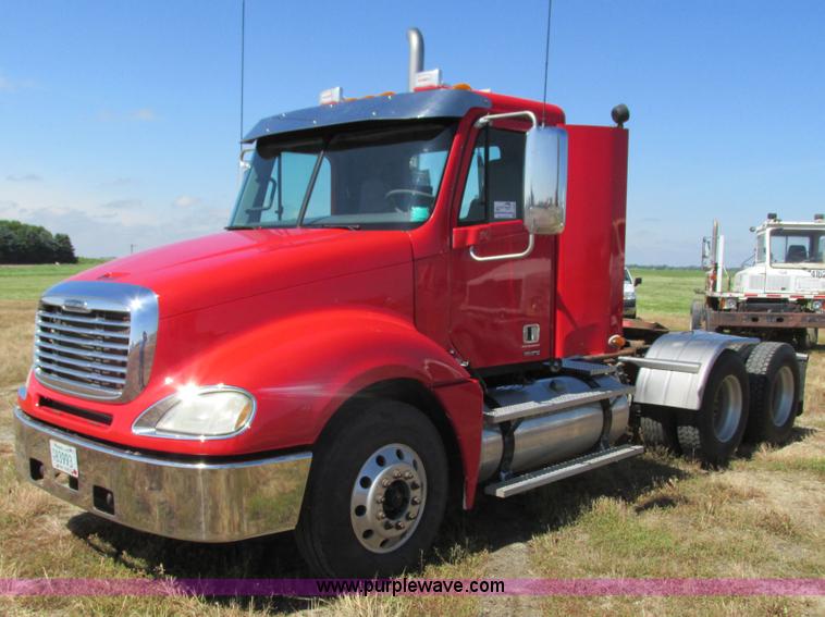 image for item L2500 2007 Freightliner Columbia Heritage semi truck