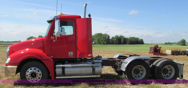 image for item L2500 2007 Freightliner Columbia Heritage semi truck