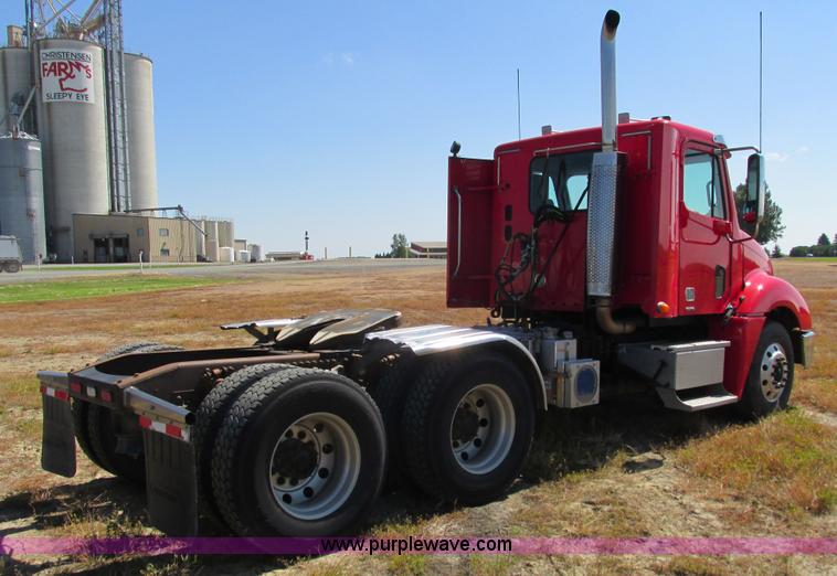 image for item L2500 2007 Freightliner Columbia Heritage semi truck