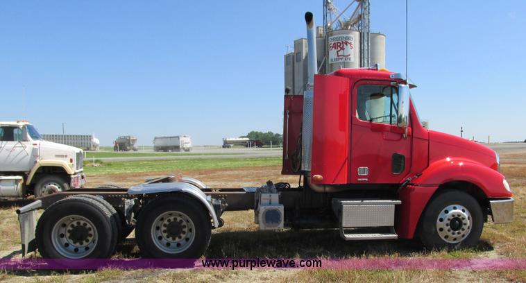 image for item L2500 2007 Freightliner Columbia Heritage semi truck