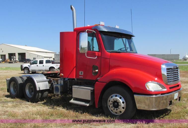 image for item L2500 2007 Freightliner Columbia Heritage semi truck