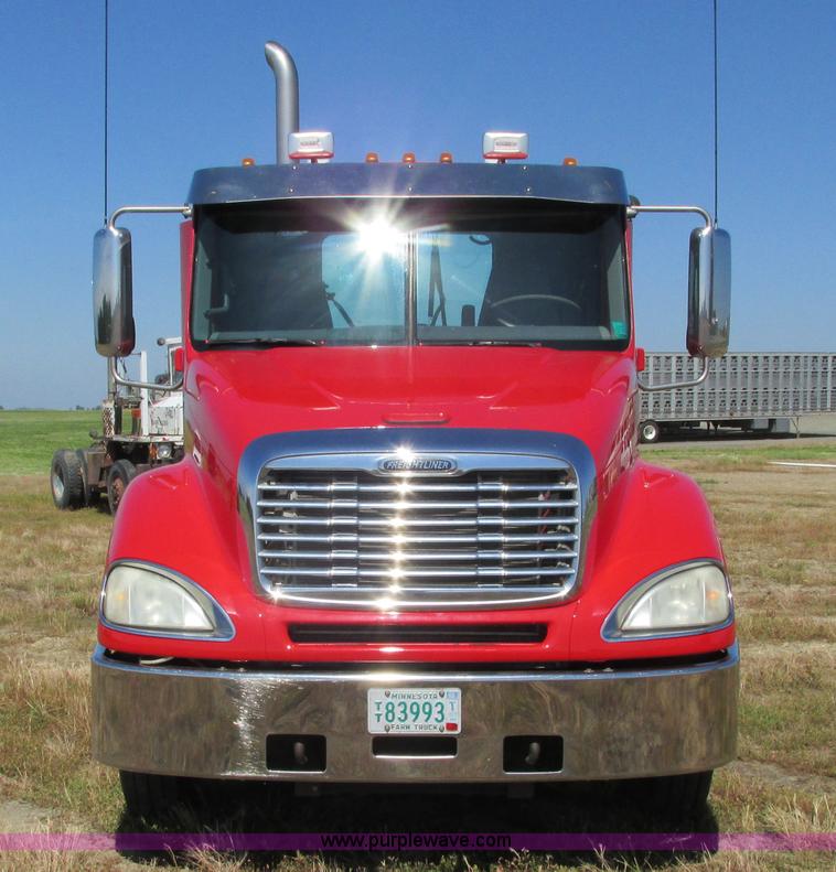 image for item L2500 2007 Freightliner Columbia Heritage semi truck