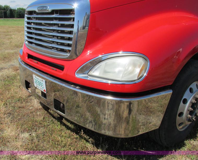 image for item L2500 2007 Freightliner Columbia Heritage semi truck