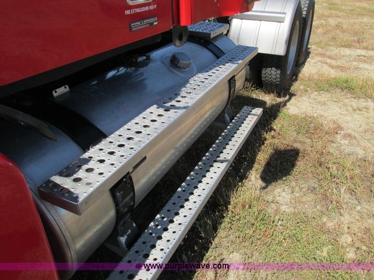 image for item L2500 2007 Freightliner Columbia Heritage semi truck