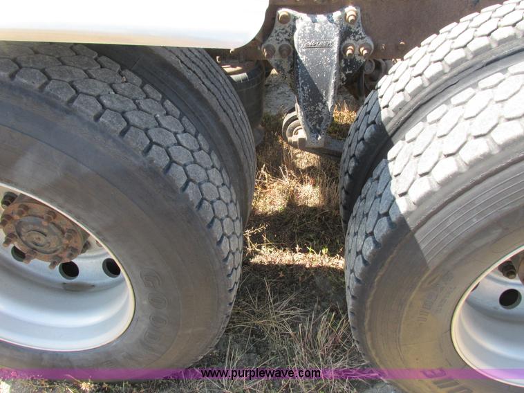 image for item L2500 2007 Freightliner Columbia Heritage semi truck