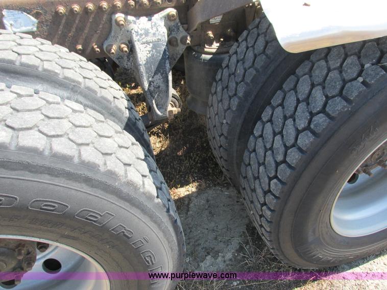 image for item L2500 2007 Freightliner Columbia Heritage semi truck