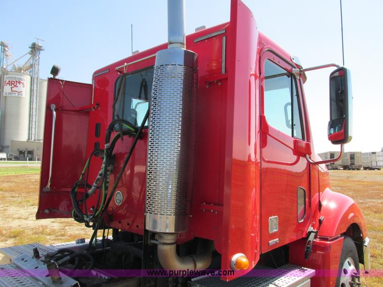 image for item L2500 2007 Freightliner Columbia Heritage semi truck