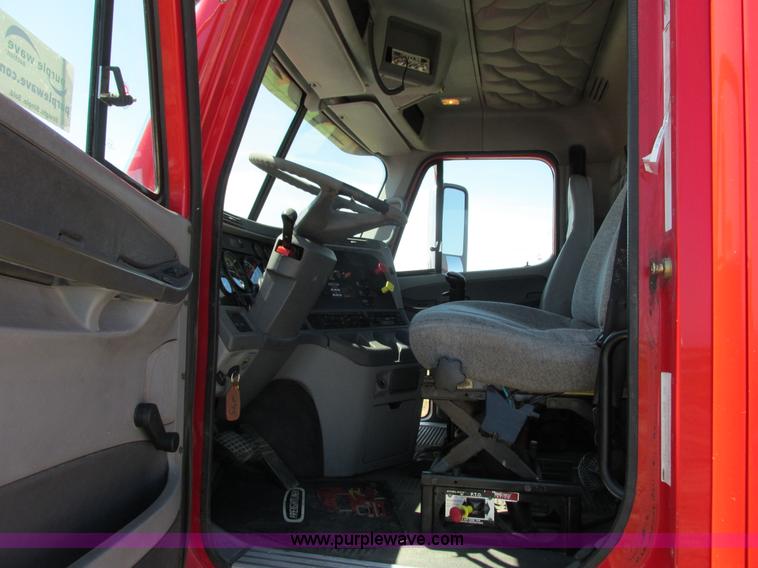 image for item L2500 2007 Freightliner Columbia Heritage semi truck