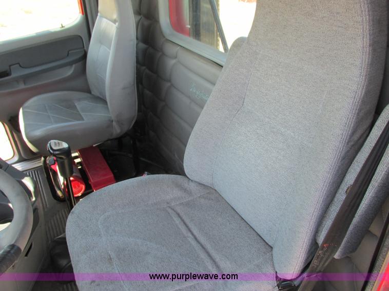 image for item L2500 2007 Freightliner Columbia Heritage semi truck