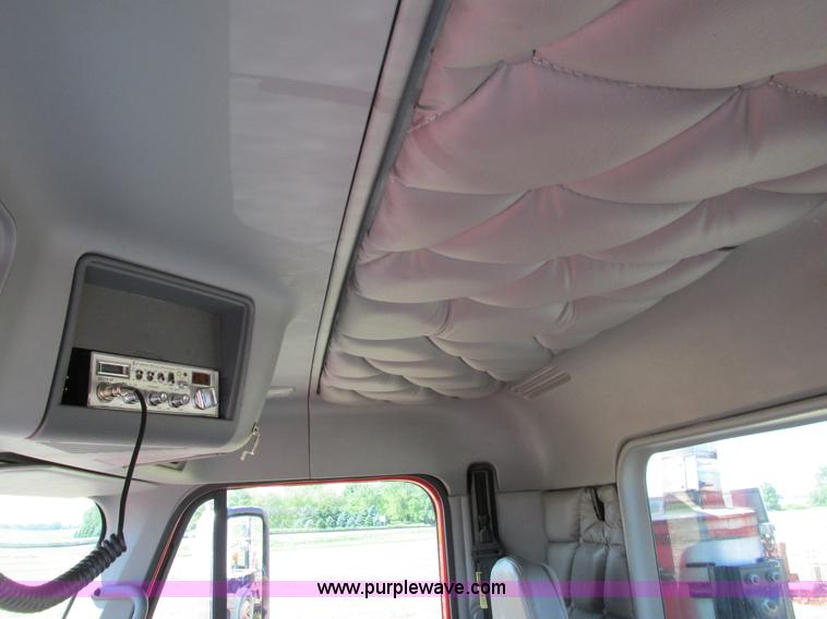 image for item L2500 2007 Freightliner Columbia Heritage semi truck