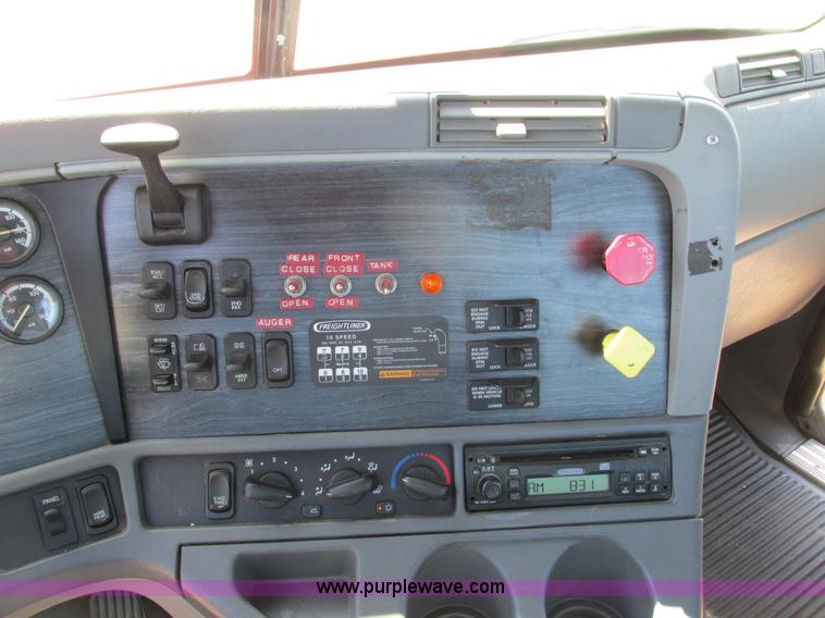 image for item L2500 2007 Freightliner Columbia Heritage semi truck