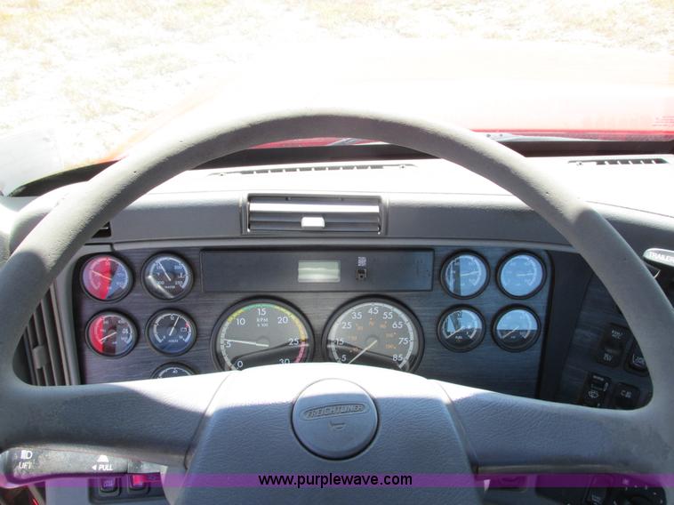 image for item L2500 2007 Freightliner Columbia Heritage semi truck