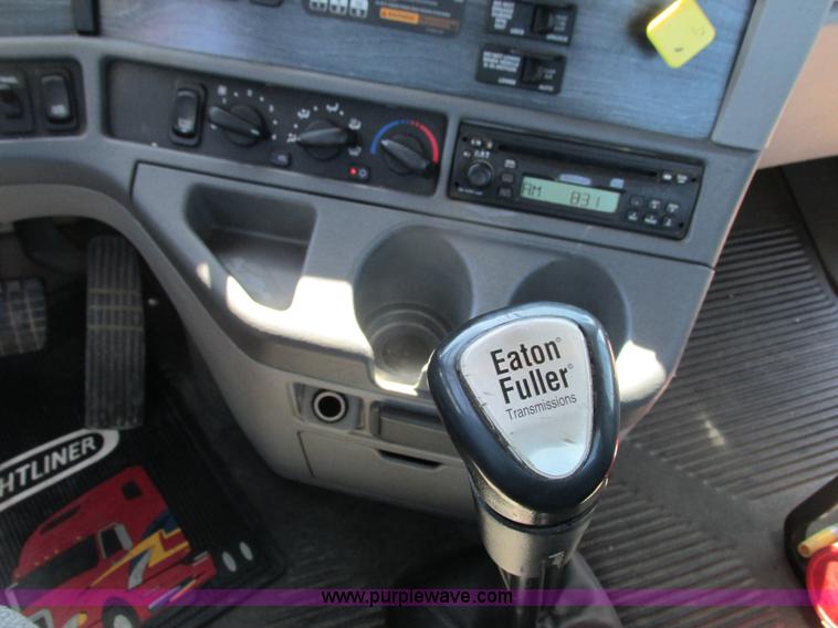 image for item L2500 2007 Freightliner Columbia Heritage semi truck