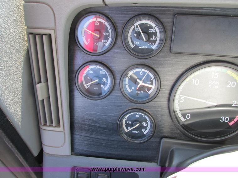 image for item L2500 2007 Freightliner Columbia Heritage semi truck