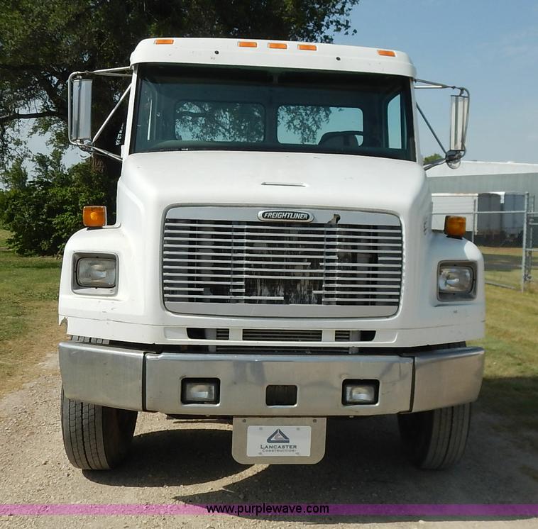 image for item J3838 1997 Freightliner FL106 semi truck