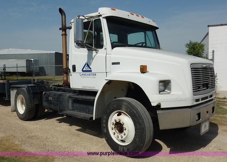 image for item J3838 1997 Freightliner FL106 semi truck