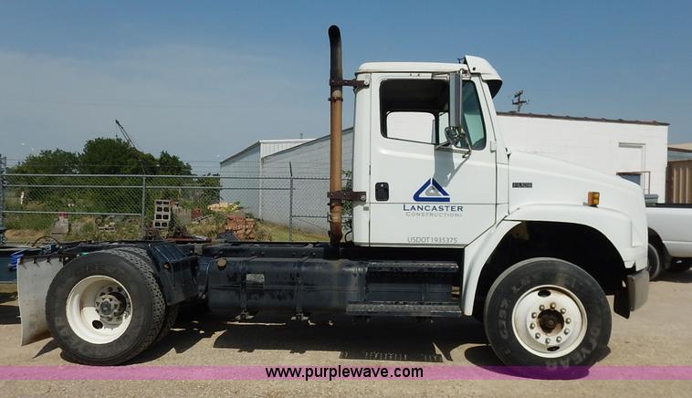 image for item J3838 1997 Freightliner FL106 semi truck
