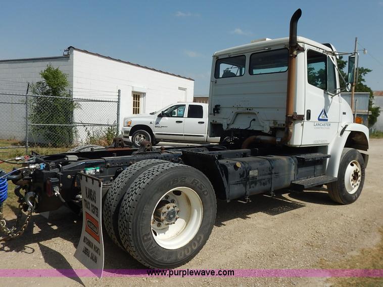 image for item J3838 1997 Freightliner FL106 semi truck