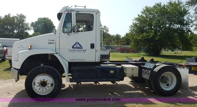 image for item J3838 1997 Freightliner FL106 semi truck