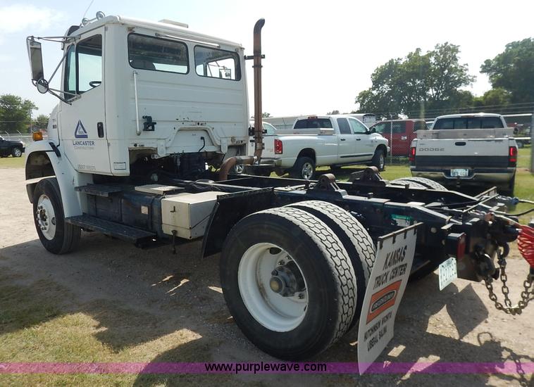 image for item J3838 1997 Freightliner FL106 semi truck