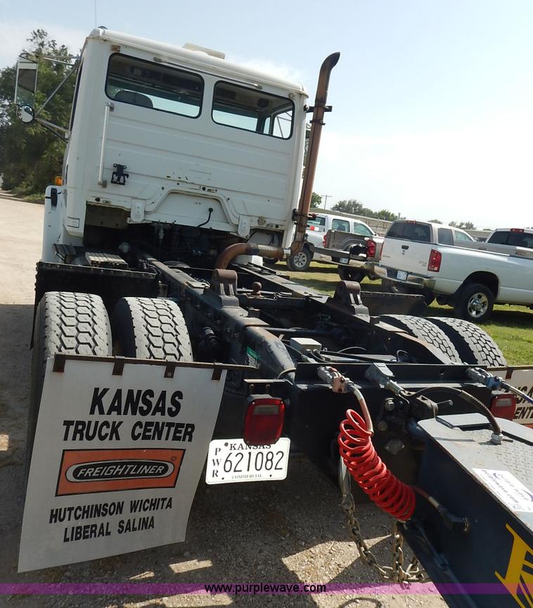 image for item J3838 1997 Freightliner FL106 semi truck