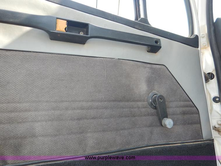 image for item J3838 1997 Freightliner FL106 semi truck