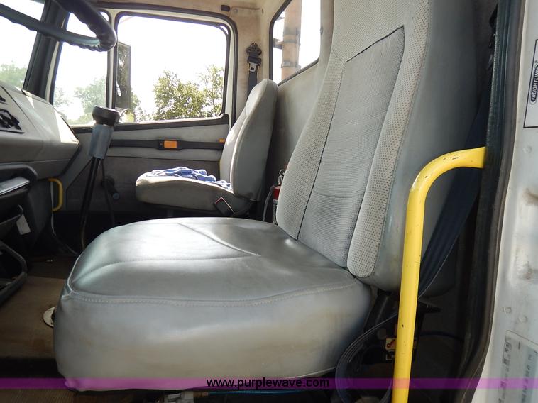 image for item J3838 1997 Freightliner FL106 semi truck