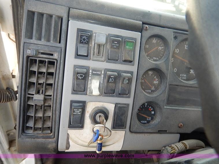 image for item J3838 1997 Freightliner FL106 semi truck